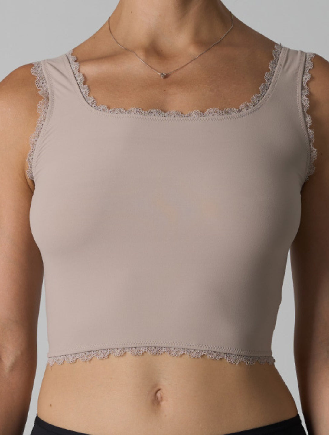 La camiseta sin mangas lisa de encaje