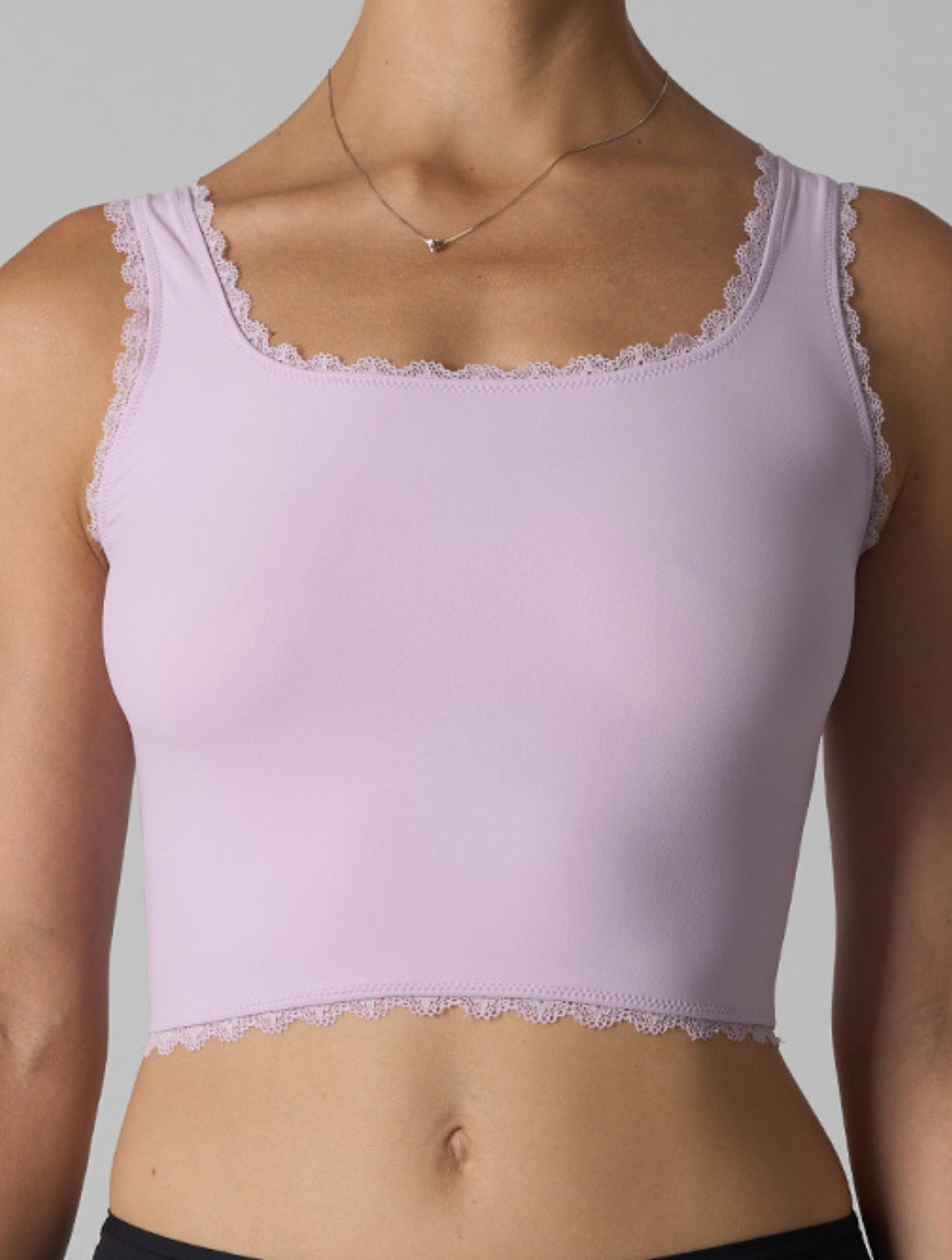 La camiseta sin mangas lisa de encaje