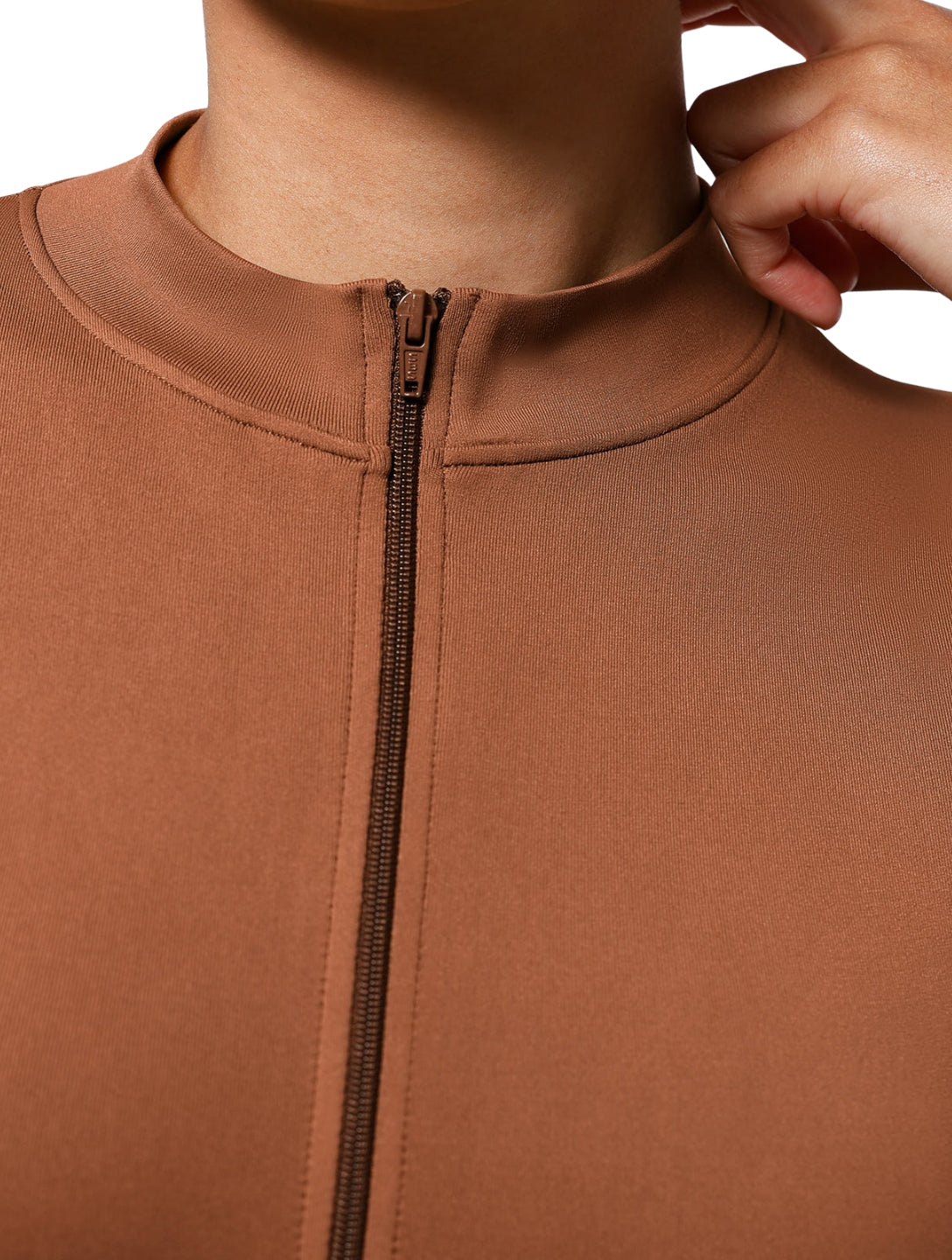 El body con cremallera y escote en V profundo