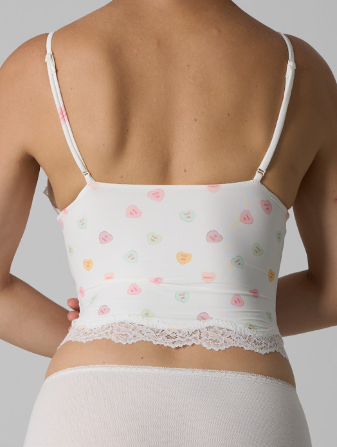 La camiseta sin mangas con escote en V y encaje suave