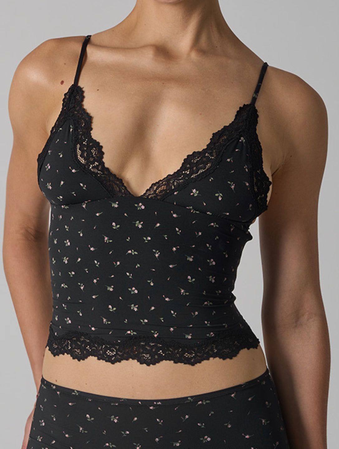 The Smooth Lace V-Neck Singlet - HeyShape
